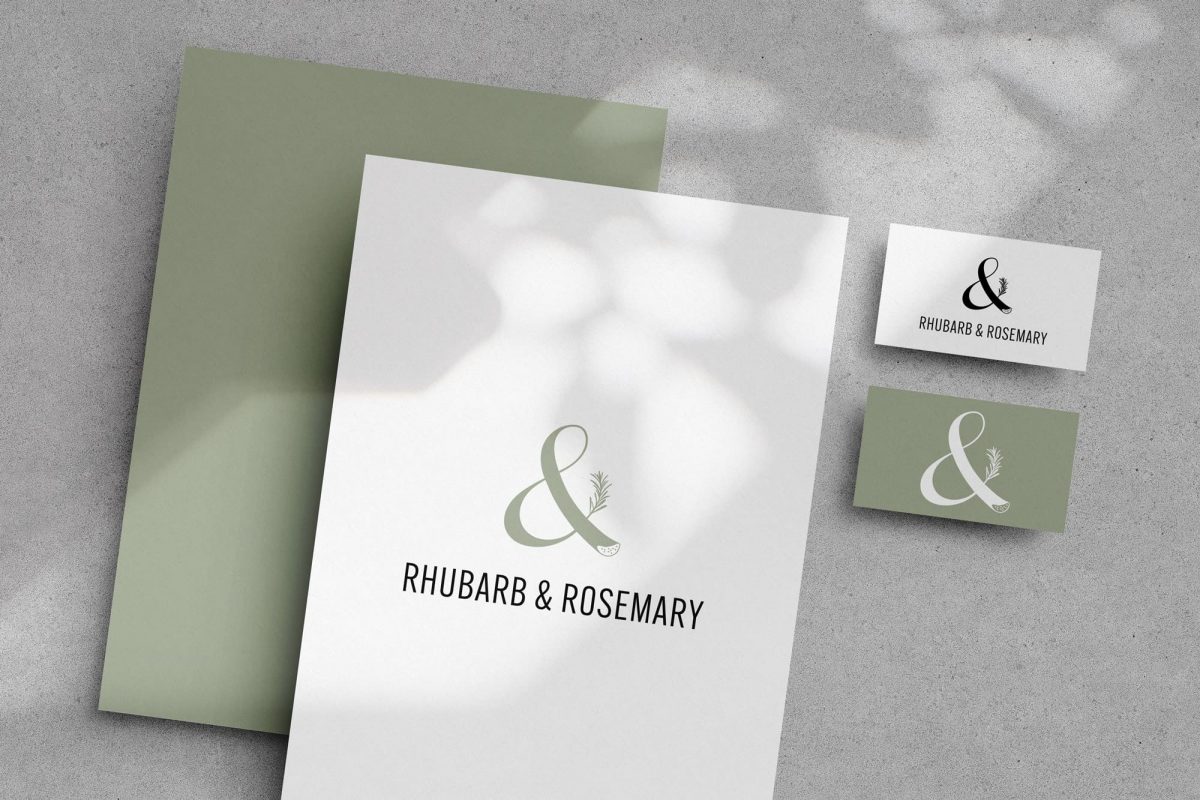Logo von Rhubarb und Rosemary auf unterschiedlichen Drucksachen