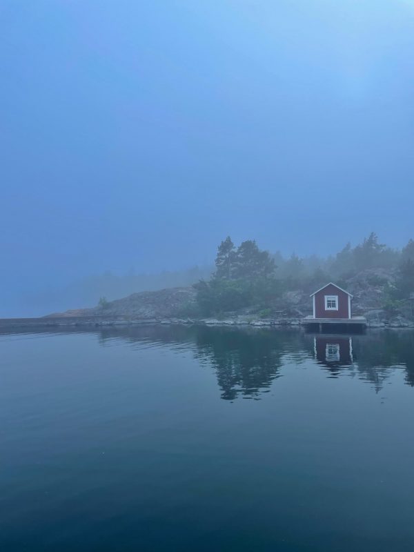 Schwedischer Hafen im Nebel